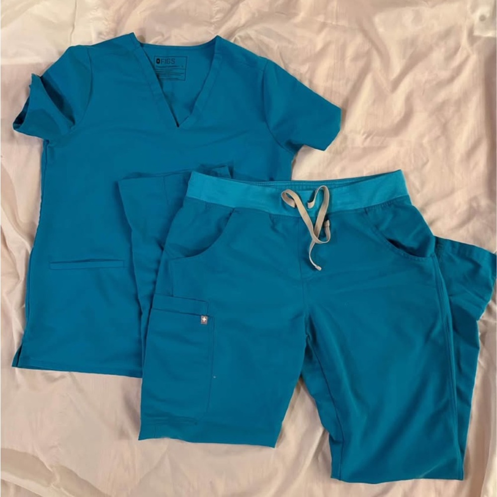 Figs women’s scrubs Teal Kade cargo medium pants & Casma three-pocket small top